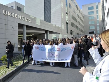 Manifestación de personal sanitario del hospital de Ourense, ayer frente a las instalaciones del centro