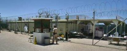 Un soldado vigila a varios detenidos en la prisión de máxima seguridad del Campo Delta, en Guantánamo, en abril de 2006.