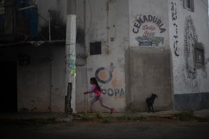 Una niña juega en una calle de la colonia Agua Blanca, en los límites entre Zapopan y Guadalajara, en Jalisco. 
