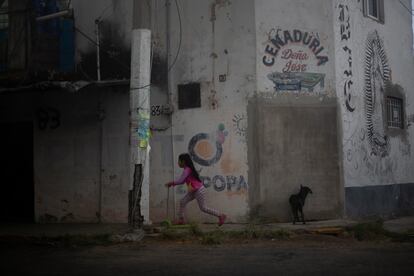 Una niña juega en una calle de la colonia Agua Blanca, en los límites entre Zapopan y Guadalajara, en Jalisco.