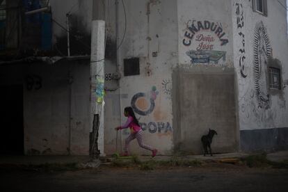 Una niña juega en una calle de la colonia Agua Blanca, en los límites entre Zapopan y Guadalajara, en Jalisco. 
