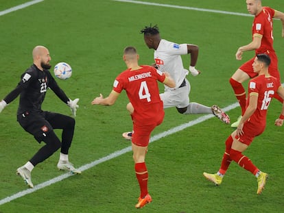 Vanja Milinkovic-Savic, portero de Serbia, evita el gol de Breel Embolo, de Suiza, en el partido de la fase de grupos del Mundial, en el estadio 947 este viernes.