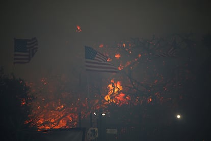 Fuertes vientos y condiciones secas del ambiente han puesto en alerta a miles de personas en el principal núcleo urbano del sur de California. 