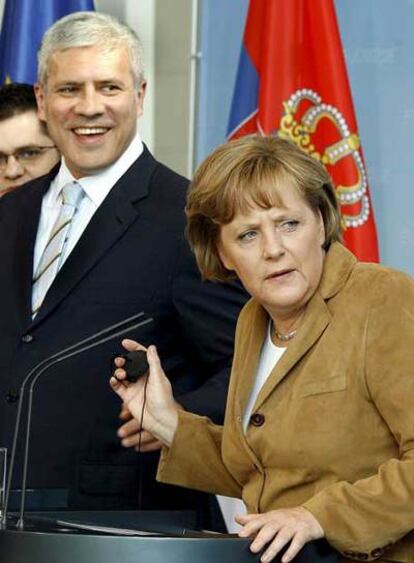 Angela Merkel y el presidente serbio, Borís Tadic, ayer en Berlín.