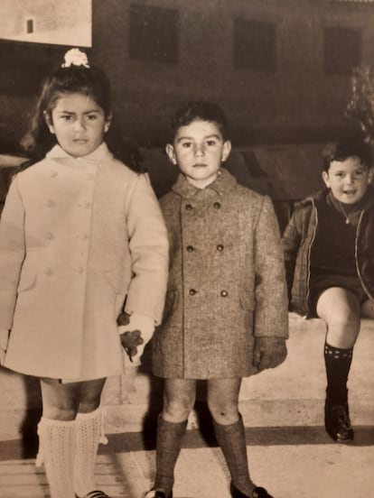 Almudena Grandes, con su hermano Manuel, en el parque de la calle Barceló.