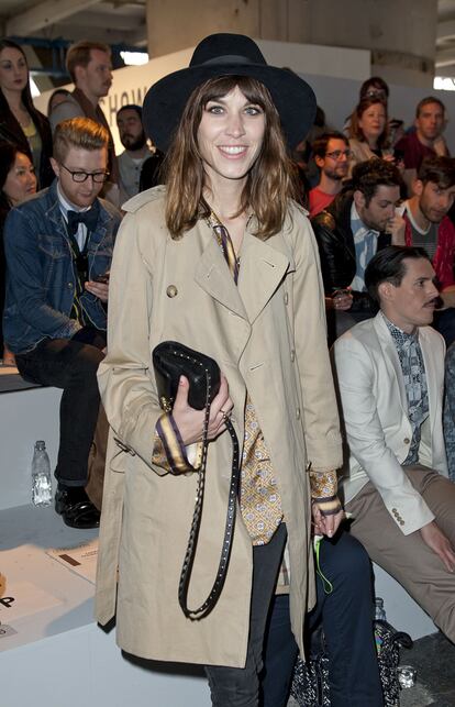 Alexa, con el clásico trench de Burberry en el desfile de TopMan.