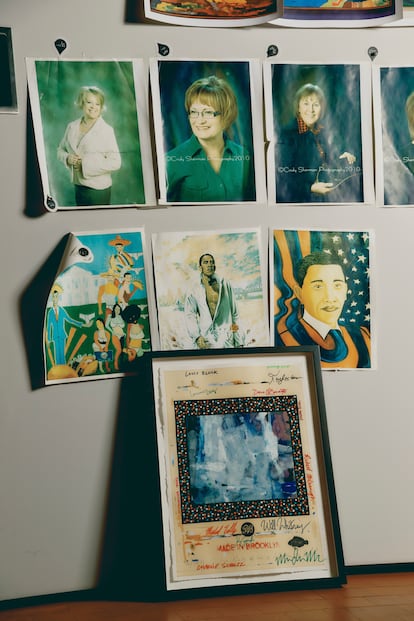 Imágenes que la artista utiliza como referencia para sus retratos.