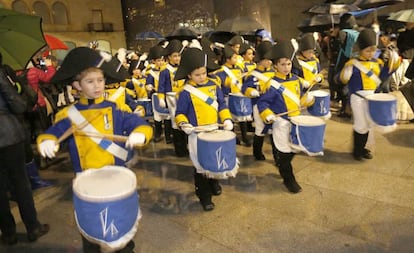 La tamborrada infantil de Kresala se dirige hacia la Iglesia de San Vicente.