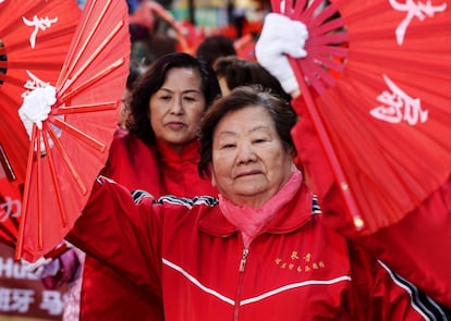 Pero este día de fiesta trae muchas más propuestas, como la de participar en la Feria del Nuevo Año Chino, situada en la calle Rafaela Ybarra. Allí se darán cita lo mejor de la oferta culinaria, artesanía china y toda una serie de talleres para niñas, niños y adultos, además de rutas gastronómicas y culturales por el barrio, masajes tradicionales, o cuentacuentos. El broche final de hoy sábado correrá a cargo de la banda de rock 'Dark N Down.