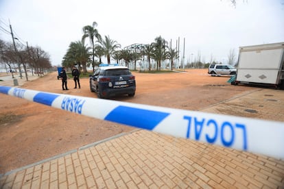 Cordón policial en torno a la zona de El Arenal, en Córdoba, donde un menor murió el sábado tras ser apuñalado.