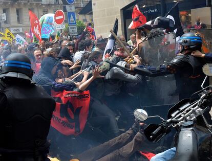 Fuerzas de seguridad cargan contra los manifestantes durante una protesta convocada por siete sindicatos y estudiantes contra la reforma laboral y el empleo, en Burdeos (Francia).