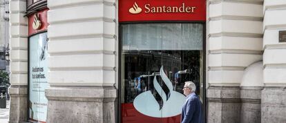 Un hombre pasando por delante de una sucursal de Banco Santander en Madrid