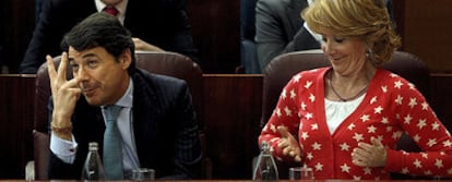 Esperanza Aguirre y su vicepresidente, Ignacio González, durante el pleno de ayer en la Asamblea de Madrid.
