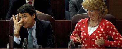 Esperanza Aguirre y su vicepresidente, Ignacio González, durante el pleno de ayer en la Asamblea de Madrid.