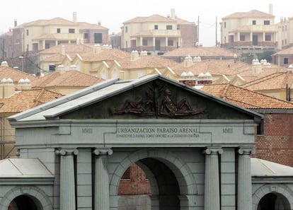 Enero de 2007.<br>Fotografía de acceso a la primera fase de la urbanización Paraíso Arenal, en Córdoba, promovida por el constructor Rafael Gómez, implicado en la 'operación Malaya'.