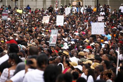 Un numeroso grupo de manifestantes pide que el Gobierno Federal presente cargos contra George Zimmerman en la manifestación que ha tenido lugar en Atlanta.