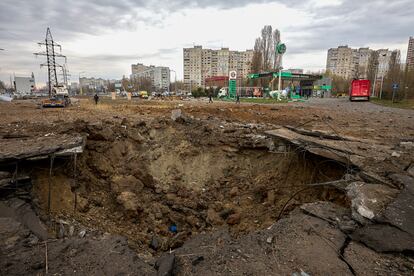 Cráter de una bomba tras un ataque ruso en Járkov (Ucrania).