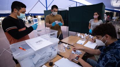 Contagem de votos no Colégio Juan Pablo Duarte, neste domingo em Santiago (Chile).