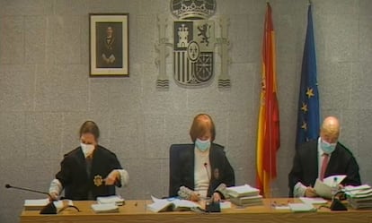 El tribunal que enjuicia a Villarejo en la Audiencia Nacional, este viernes. De izquierda a derecha, los magistrados Carmen-Paloma González, Ángela Murillo y Fermín Echarri.