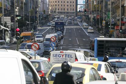 Tráfico en la Gran Vía.