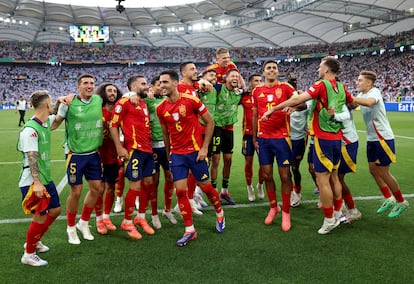 Los jugadores de La Roja celebran el paso a semifinales.