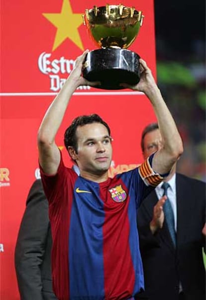 Iniesta levanta para su equipo la copa del Joan Gamper