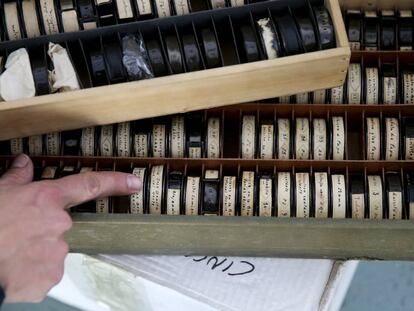 Un empleado revisa películas antiguas en el centro de restauración y conservación de la filmoteca en la Ciudad de la Imagen de Madrid.