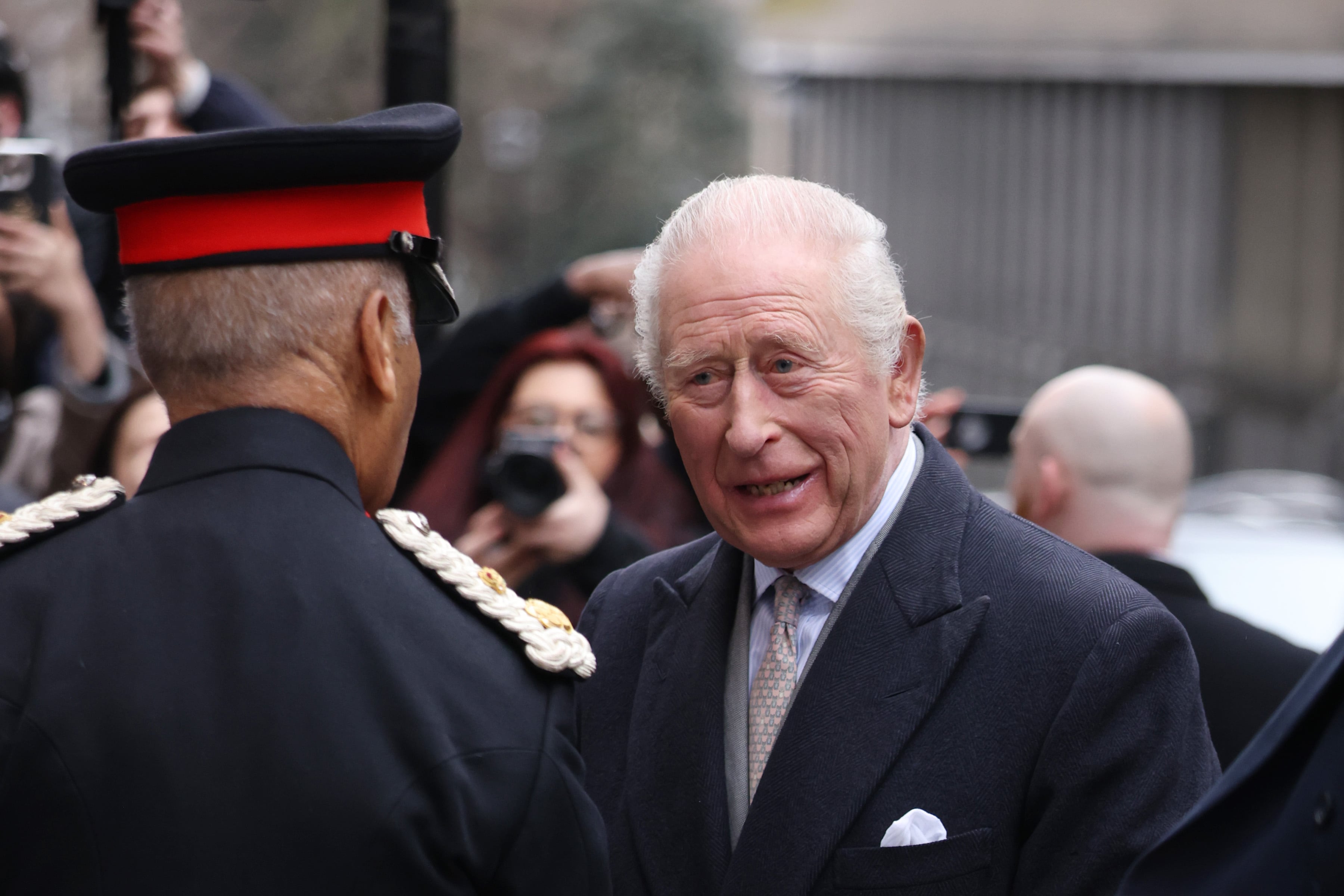 El rey Carlos III de Inglaterra se desmarca de su hermano Andrés y pide que “la ley siga su curso”