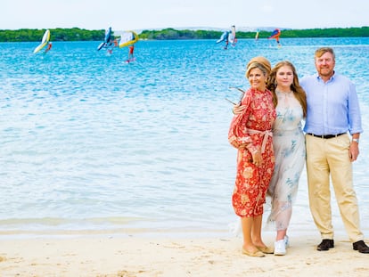 Los reyes Máxima y Guillermo de Holanda y la princesa Amalia posan en la playa de Sorobon (Bonaire) el 28 de enero de 2023, una de las paradas de su gira por el Caribe.