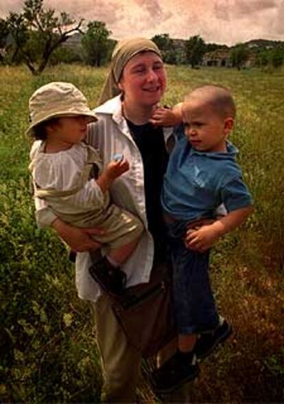 Eva María Monfort, esposa de Buchaib Magder, con sus hijos Romaisa y Osama, en la localidad alicantina de Gata.