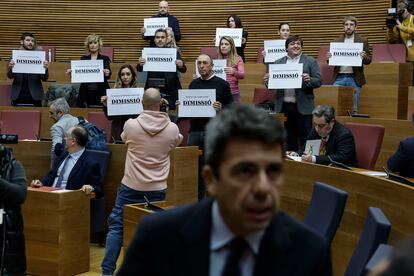 Primera sesión de control parlamentario del año con el 'president' de la Generalitat, Carlos Mazón en primer término y los diputados de Compromís exigiendo su dimisión.