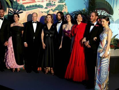 La familia Grimaldi, con la actriz Carole Bouquet.