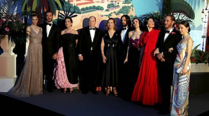 La familia Grimaldi, con la actriz Carole Bouquet.
