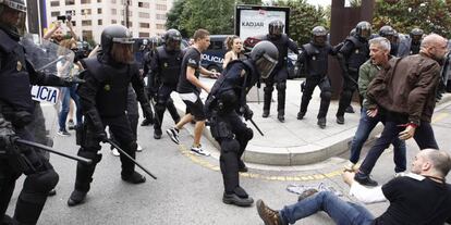 La policía carga contra los ciudadanos durante un desalojo en un instituto en Tarragona.