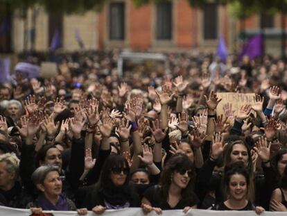 Miles de personas se manifiestan en Pamplona en contra de la sentencia de “La Manada”. 