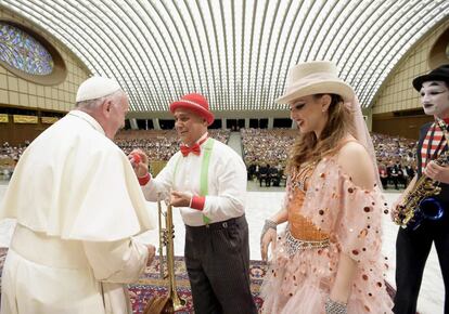 "Sabéis hacer sonreír a un niño, iluminar la mirada de una persona y hacer que los hombres se sientan más cercanos los unos de otros, pero también asustar al Papa con estas caricias. ¡Sois poderosos!", dijo Francisco a los 7.000 participantes en este acto en ocasión del Jubileo del mundo del espectáculo itinerante.