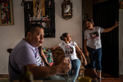 Familiares de Melanie llevan camisetas con su rostro, en La Plata.