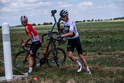 Froome coge rápidamente la bicicleta después de la caída. 