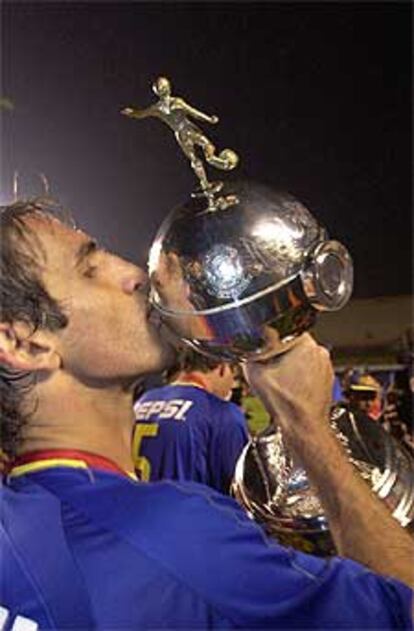 Alfredo Raul Cascini, del Boca Juniors, besa el trofeo ganado en la final contra el Santos brasileño.