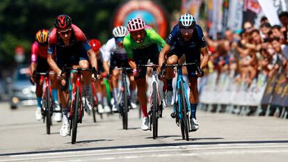 VILLARCAYO, SPAIN - AUGUST 04: (L-R) Tao Geoghegan Hart of United Kingdom and Team INEOS Grenadiers, Ruben Guerreiro of Portugal and Team EF Education - Easypost - Green Points Jersey and Alejandro Valverde Belmonte of Spain and Movistar Team sprint to cross the finishing line during the 44th Vuelta a Burgos 2022, Stage 3 a 156km stage from Quintana Mart?n Gal?ndez to Villarcayo on August 04, 2022 in Villarcayo, Spain. (Photo by Gonzalo Arroyo Moreno/Getty Images)