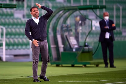 Javier Calleja durante un partido del Alavés la temporada pasada.