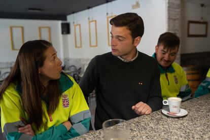 Juan del Canto (centro), en uno de los bares del pueblo, junto a trabajadores municipales.