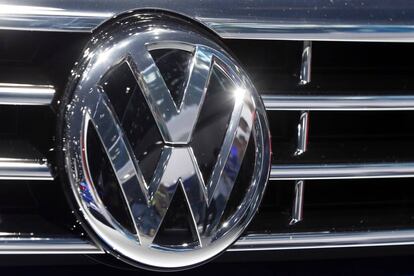 Logo de Volkswagen en un coche.