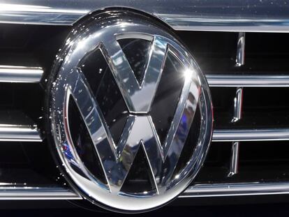 Logo de Volkswagen en un coche.