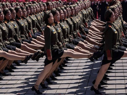 Desfile de soldados na Coreia do Norte.