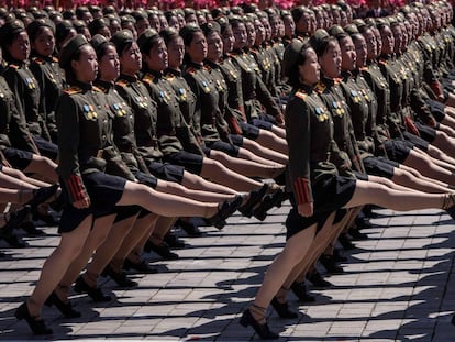 Desfile de soldados na Coreia do Norte.