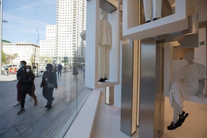 La tienda está situada en la Gran Vía, a la altura de la renovada plaza de España, y en el emblemático Edificio España.