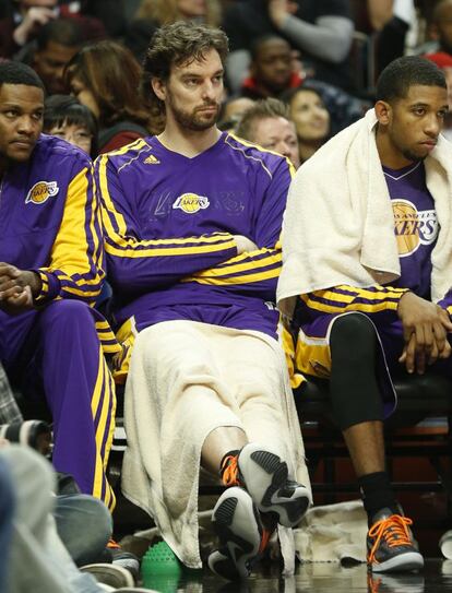 Gasol observa desde el banquillo el partido contra los Bulls. En este encuentro el jugador de los Lakers sintió que recibía un trato desfavorable por parte del entrenador del equipo Mike D’Antoni. El pivot llegó a señalar de su técnico "No arruinará mi carrera en la medida en que está arruinando mi temporada".