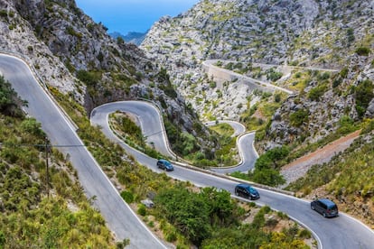 Oficialmente es la MA-2141 aunque todo el mundo la conoce como la carretera de Sa Calobra (la culebra), que serpentea durante 13 kilómetros hasta llegar a un aparcamiento (de pago) que da a cala Tuent, con un desvío hacia la cala de Sa Calobra, entre acantilados, en pleno corazón de la mallorquina Sierra de Tramuntana. Discurre estrecha, excavada en la roca, paralela al torrent de Pareis. Fue construida en 1932 sin ayuda de maquinaria y sin túneles, y está considera una de las carreteras más espectaculares del mundo (también de las más peligrosas). Su curva más conocida es la llamada Nudo de Corbata porque gira 360 grados y pasa por debajo de sí misma.