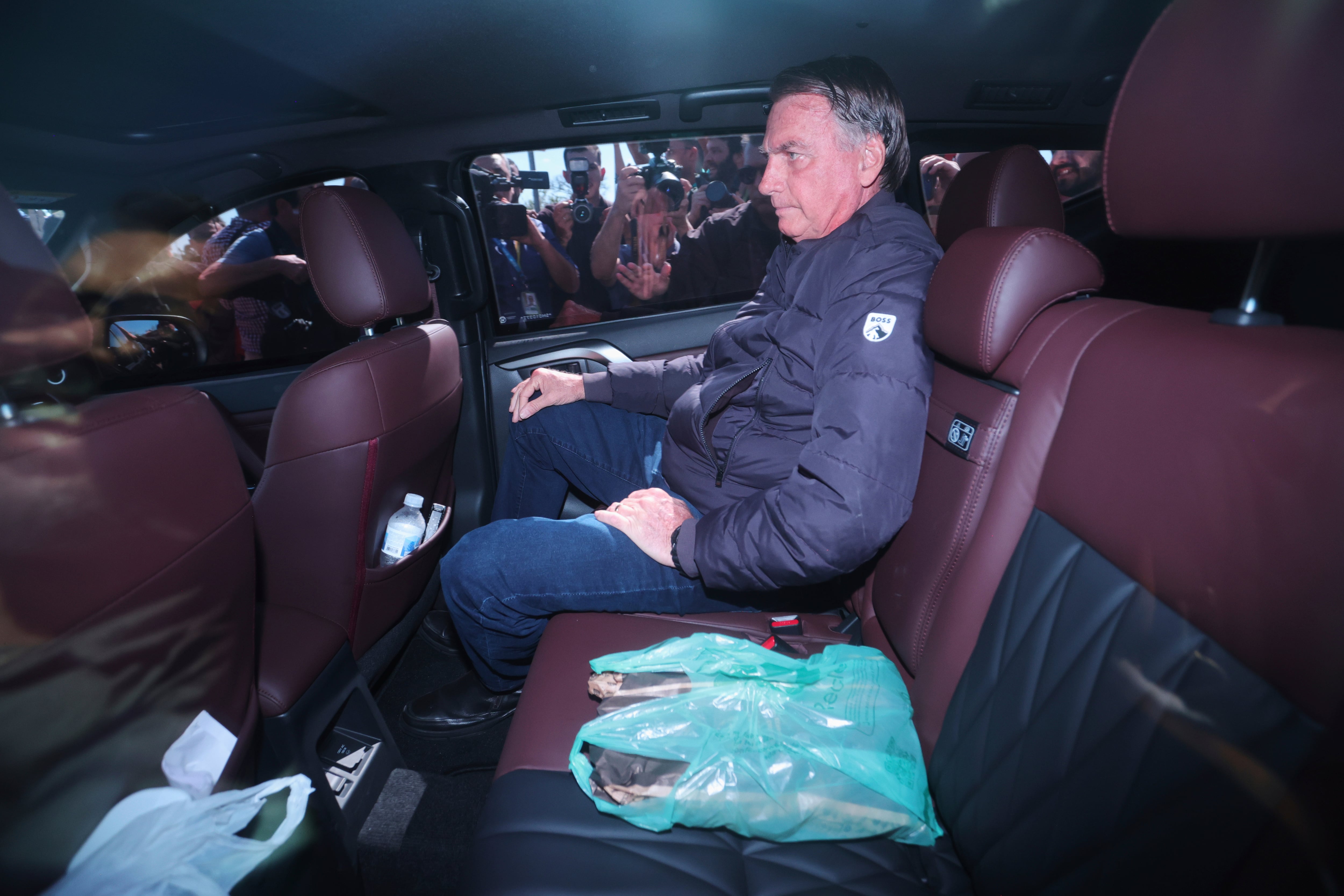 La justicia de Brasil coloca una tobillera electrónica a Bolsonaro ante el riesgo de fuga